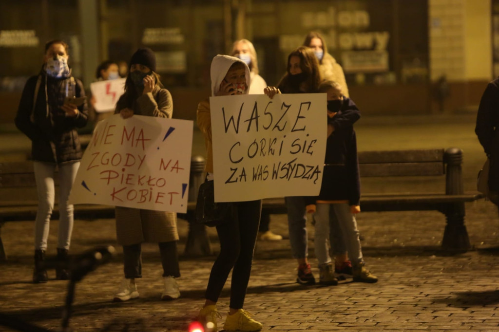 W Brzegu protestują przeciwko orzeczeniu Trybunału ws. aborcji [fotorelacja]