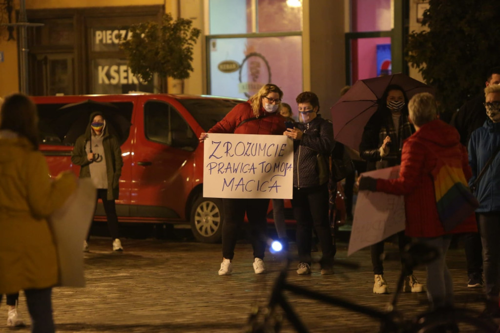W Brzegu protestują przeciwko orzeczeniu Trybunału ws. aborcji [fotorelacja]