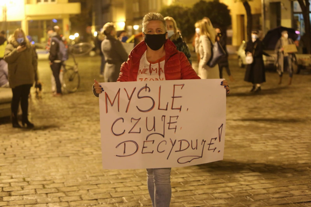 W Brzegu protestują przeciwko orzeczeniu Trybunału ws. aborcji [fotorelacja]