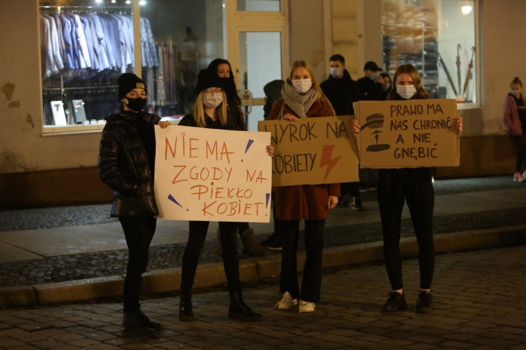 W Brzegu protestują przeciwko orzeczeniu Trybunału ws. aborcji [fotorelacja]