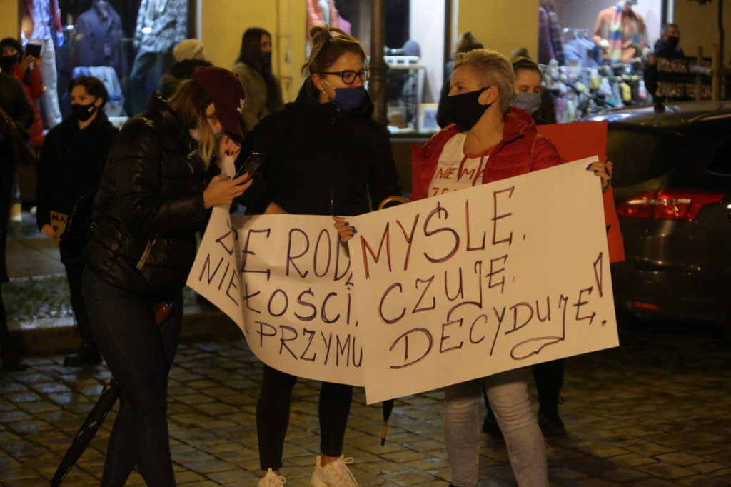 W Brzegu protestują przeciwko orzeczeniu Trybunału ws. aborcji [fotorelacja]