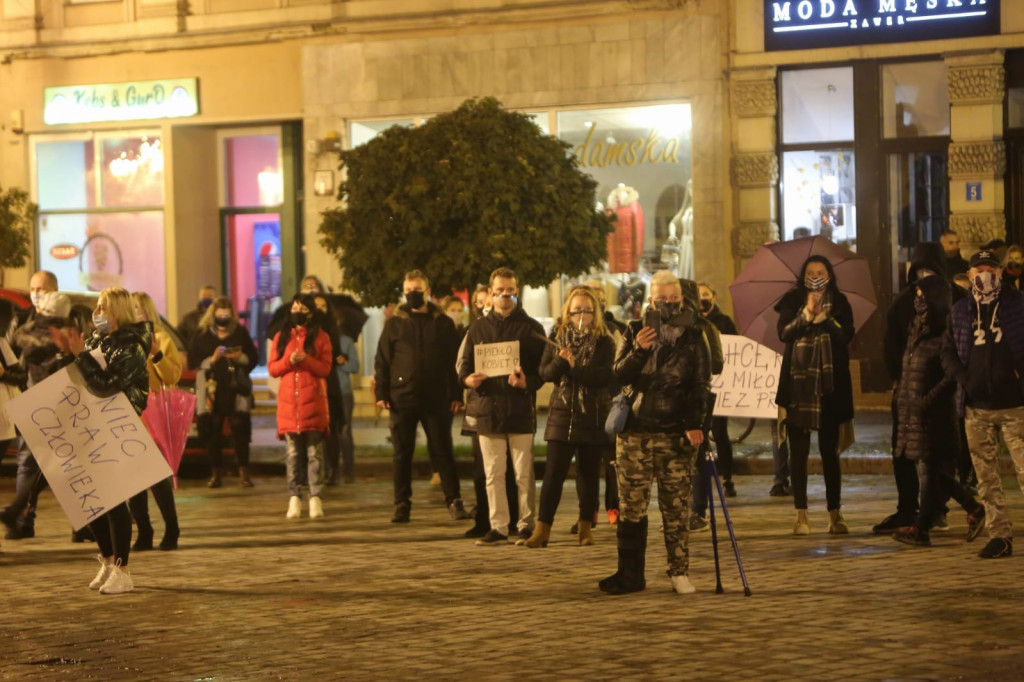 W Brzegu protestują przeciwko orzeczeniu Trybunału ws. aborcji [fotorelacja]