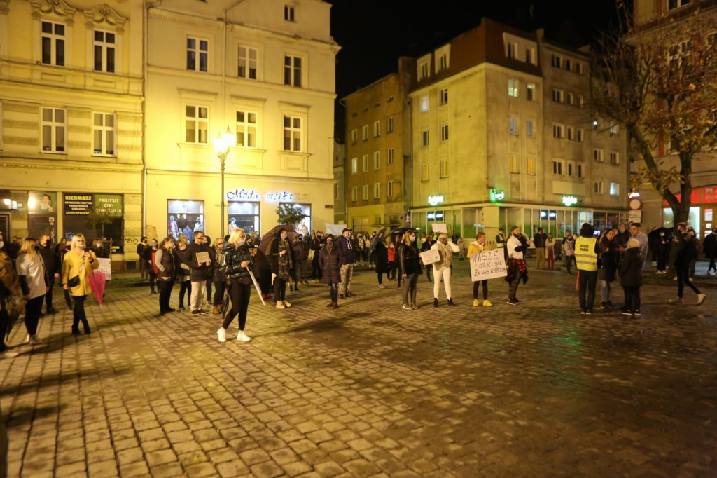 W Brzegu protestują przeciwko orzeczeniu Trybunału ws. aborcji [fotorelacja]