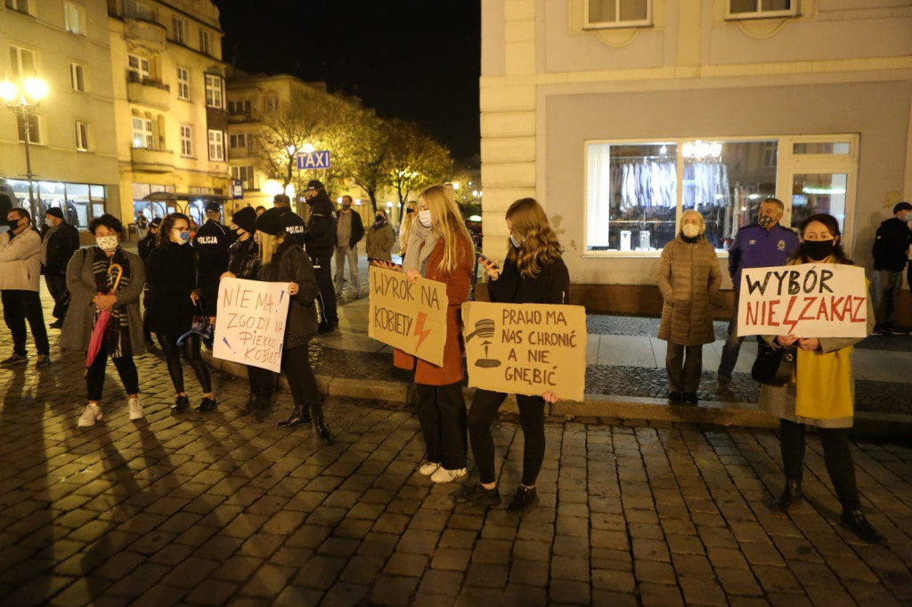 W Brzegu protestują przeciwko orzeczeniu Trybunału ws. aborcji [fotorelacja]