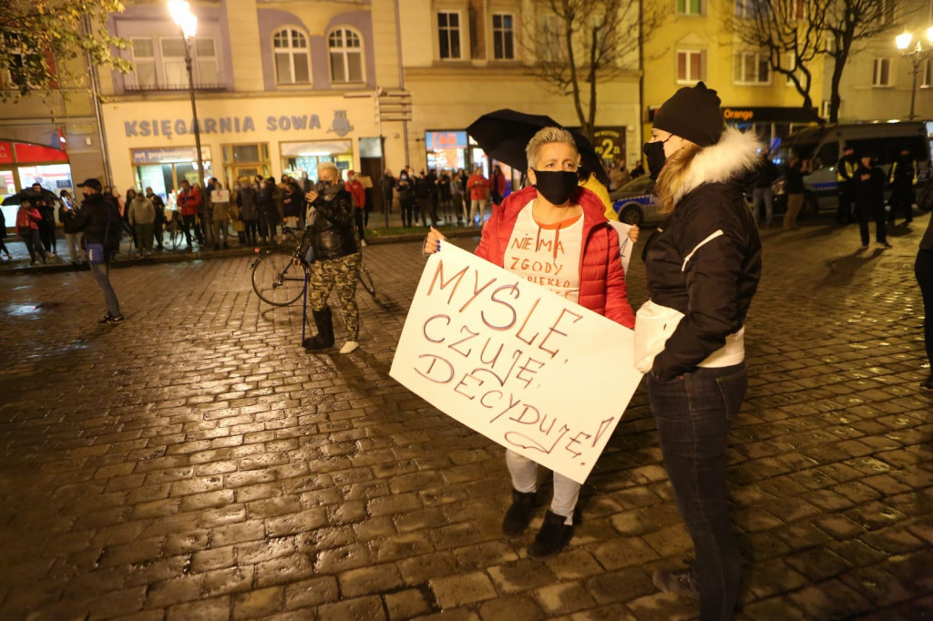 W Brzegu protestują przeciwko orzeczeniu Trybunału ws. aborcji [fotorelacja]