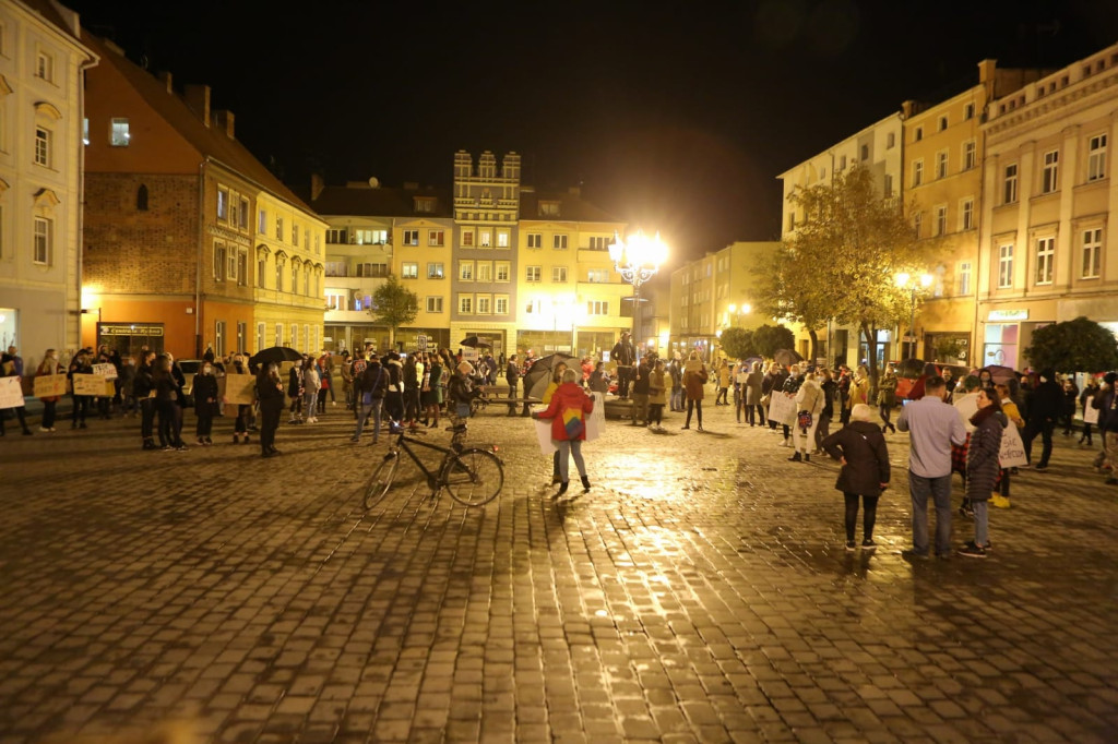 W Brzegu protestują przeciwko orzeczeniu Trybunału ws. aborcji [fotorelacja]