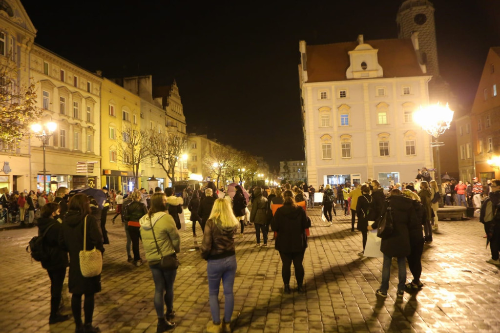 W Brzegu protestują przeciwko orzeczeniu Trybunału ws. aborcji [fotorelacja]