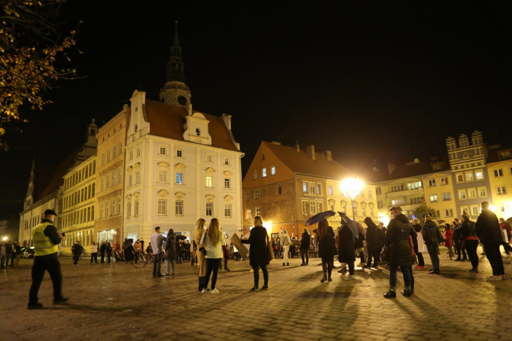 W Brzegu protestują przeciwko orzeczeniu Trybunału ws. aborcji [fotorelacja]