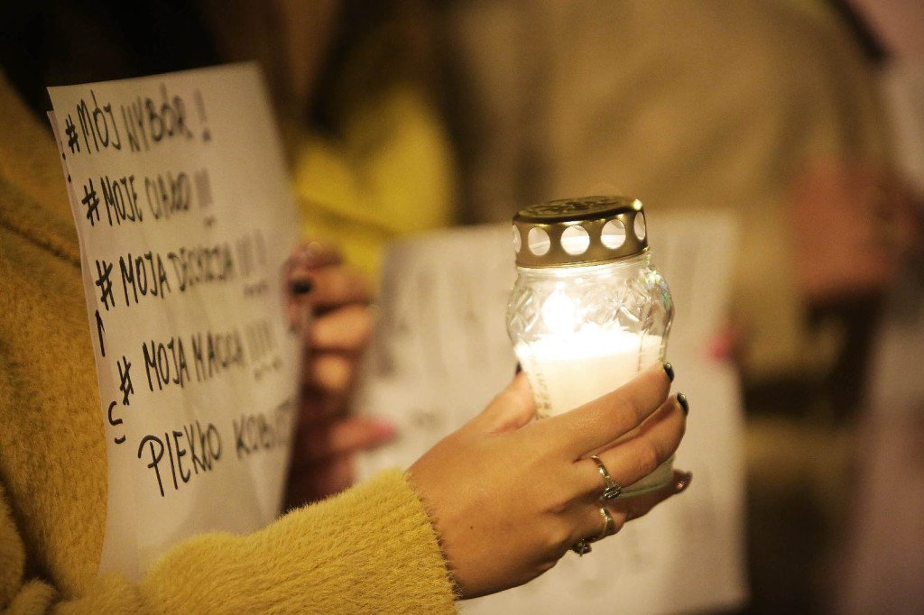 Protesty po decyzji TK przybierają na sile. Manifestacja w Brzegu liczniejsza niż w piątek [GALERIA + WIDEO]