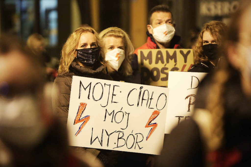 Protesty po decyzji TK przybierają na sile. Manifestacja w Brzegu liczniejsza niż w piątek [GALERIA + WIDEO]