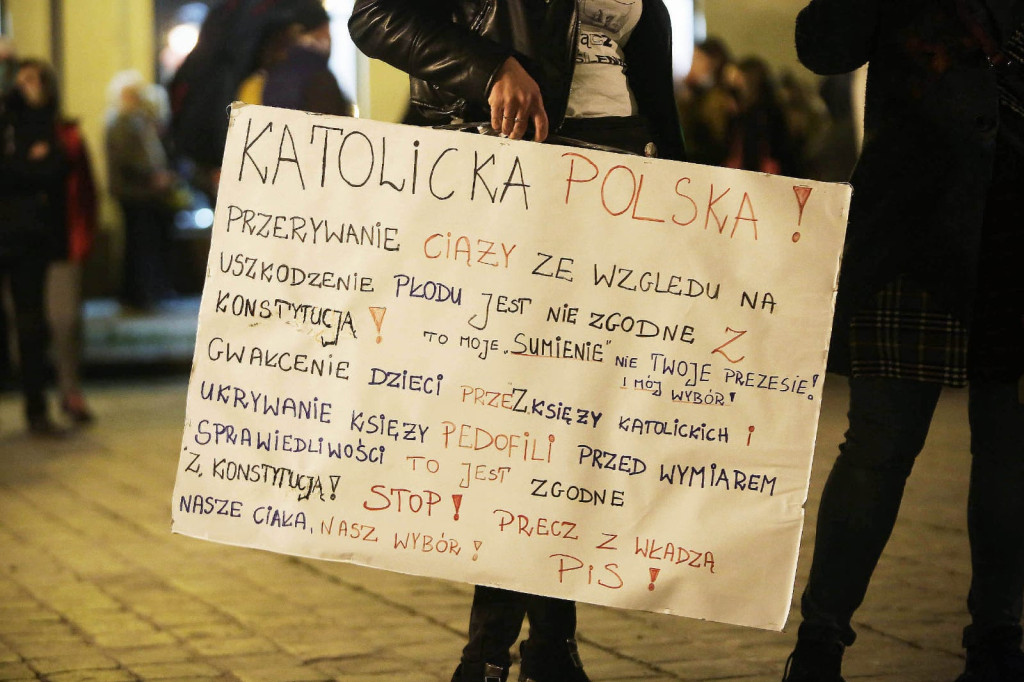 Protesty po decyzji TK przybierają na sile. Manifestacja w Brzegu liczniejsza niż w piątek [GALERIA + WIDEO]