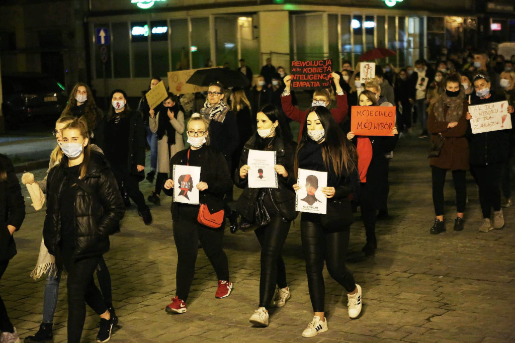 Protesty po decyzji TK przybierają na sile. Manifestacja w Brzegu liczniejsza niż w piątek [GALERIA + WIDEO]