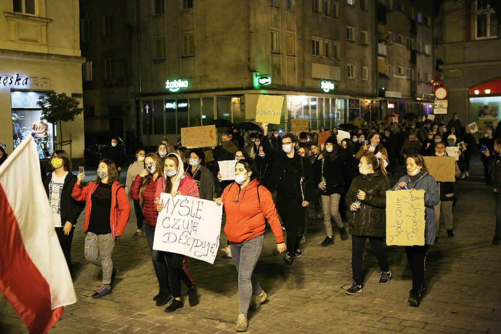 Protesty po decyzji TK przybierają na sile. Manifestacja w Brzegu liczniejsza niż w piątek [GALERIA + WIDEO]