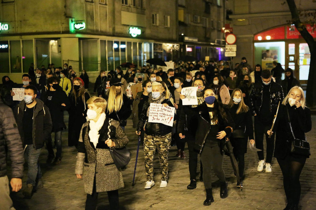 Protesty po decyzji TK przybierają na sile. Manifestacja w Brzegu liczniejsza niż w piątek [GALERIA + WIDEO]