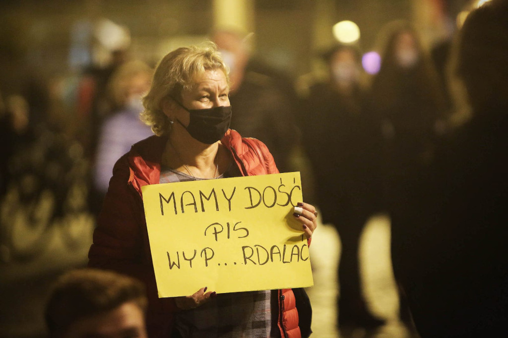 Protesty po decyzji TK przybierają na sile. Manifestacja w Brzegu liczniejsza niż w piątek [GALERIA + WIDEO]