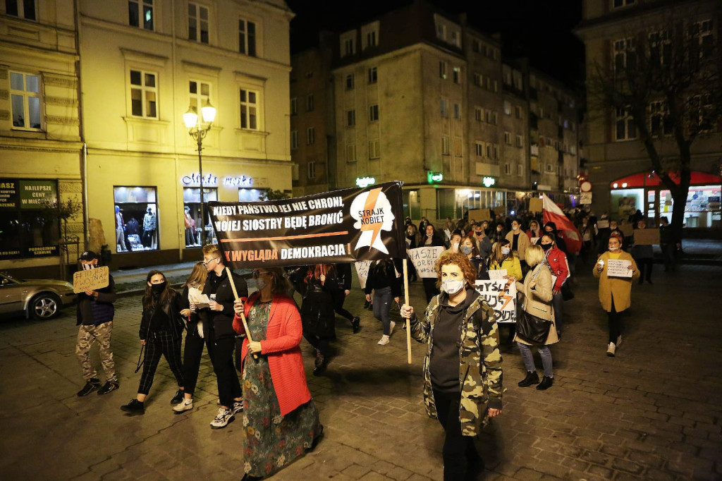 Protesty po decyzji TK przybierają na sile. Manifestacja w Brzegu liczniejsza niż w piątek [GALERIA + WIDEO]