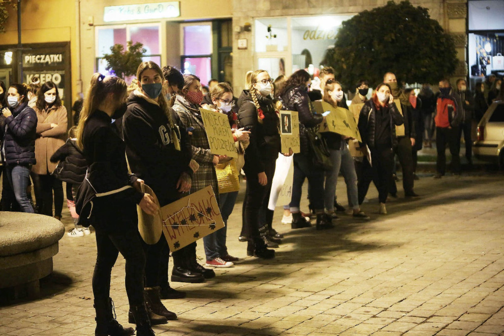 Protesty po decyzji TK przybierają na sile. Manifestacja w Brzegu liczniejsza niż w piątek [GALERIA + WIDEO]