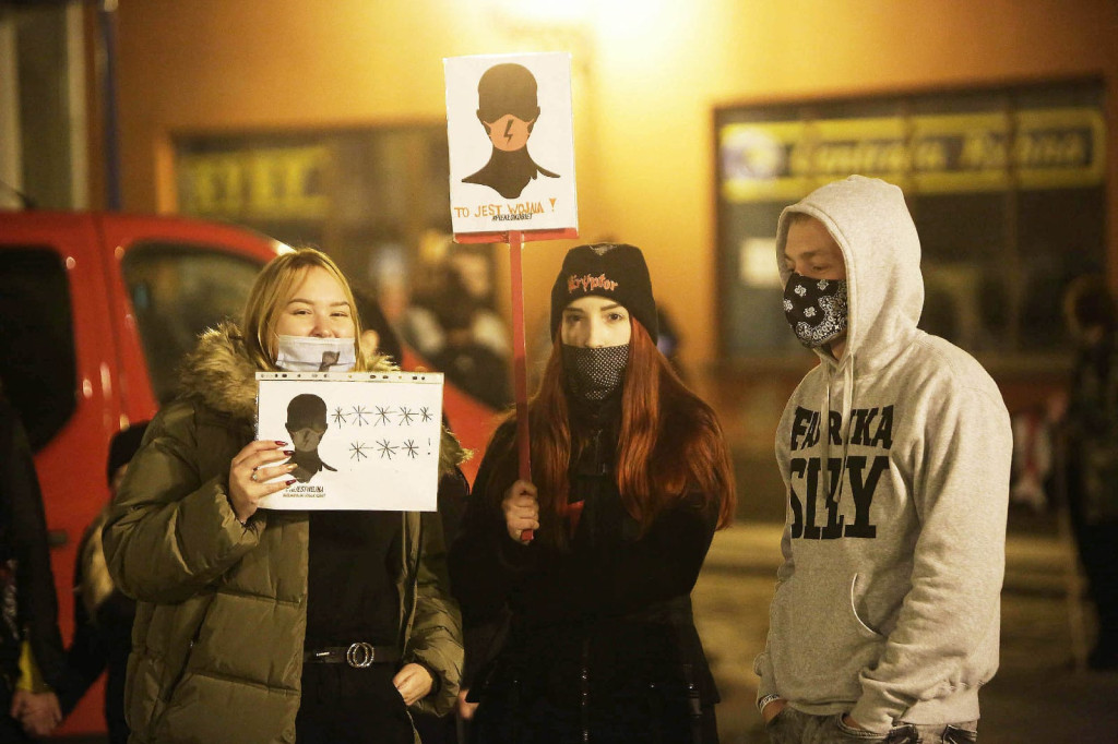 Protesty po decyzji TK przybierają na sile. Manifestacja w Brzegu liczniejsza niż w piątek [GALERIA + WIDEO]