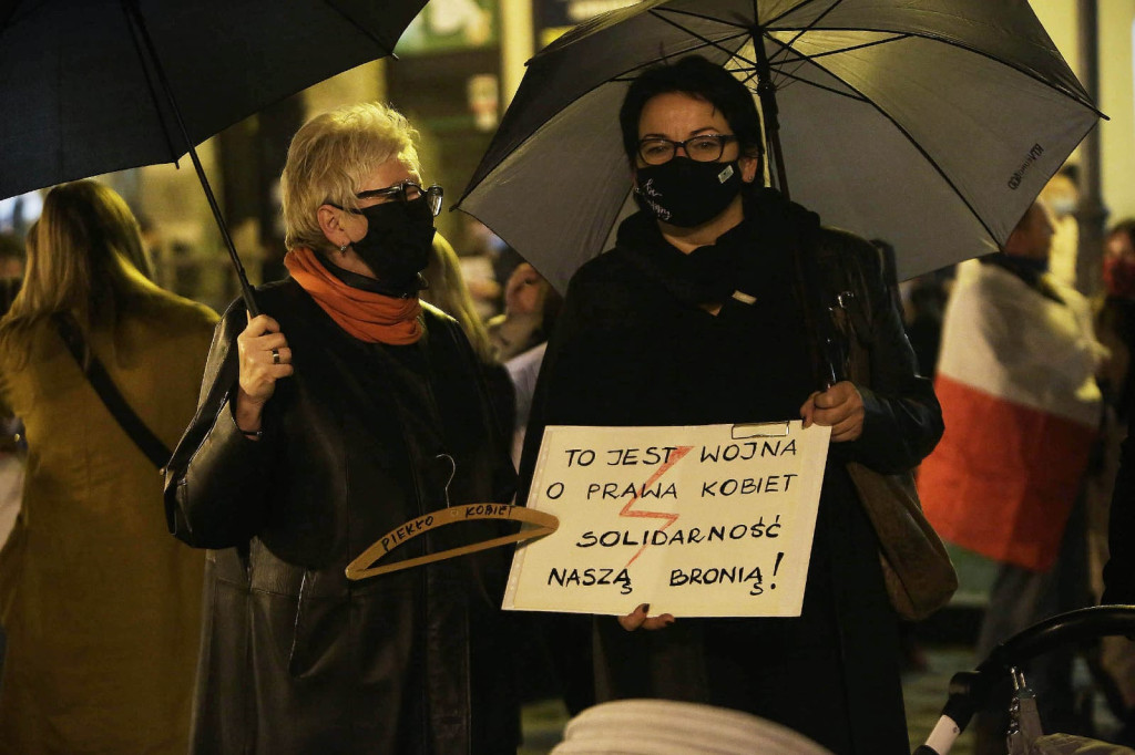 Protesty po decyzji TK przybierają na sile. Manifestacja w Brzegu liczniejsza niż w piątek [GALERIA + WIDEO]