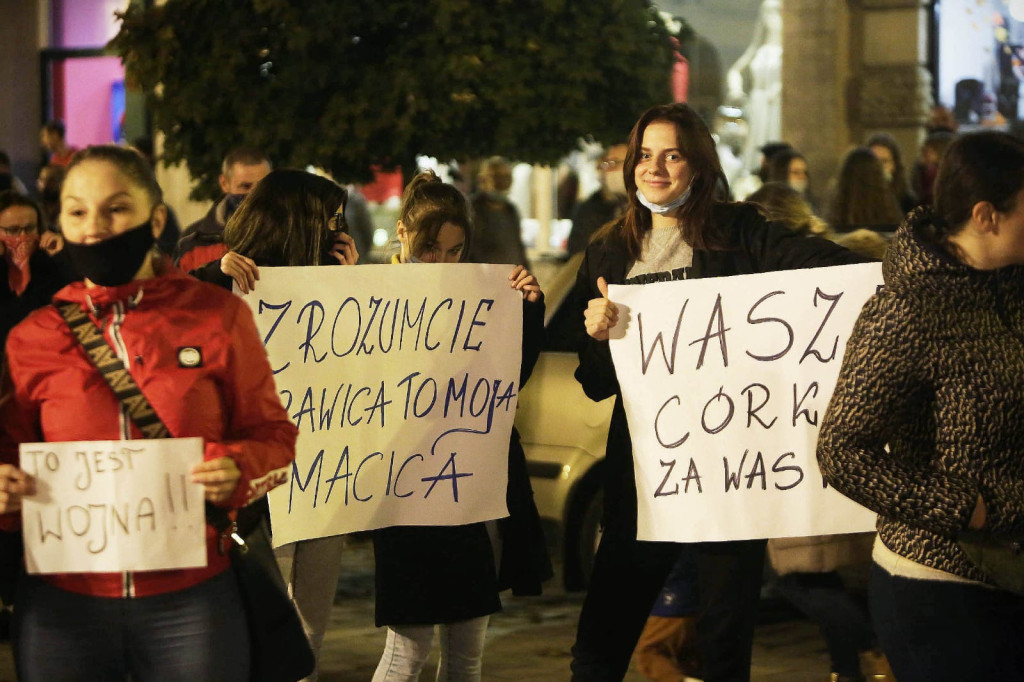 Protesty po decyzji TK przybierają na sile. Manifestacja w Brzegu liczniejsza niż w piątek [GALERIA + WIDEO]
