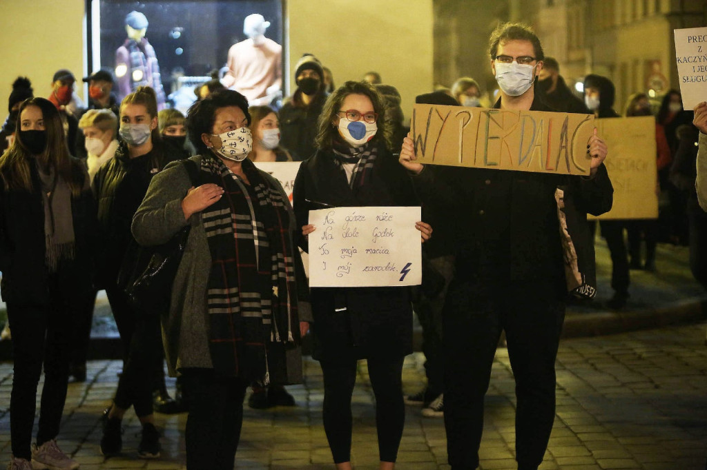 Protesty po decyzji TK przybierają na sile. Manifestacja w Brzegu liczniejsza niż w piątek [GALERIA + WIDEO]