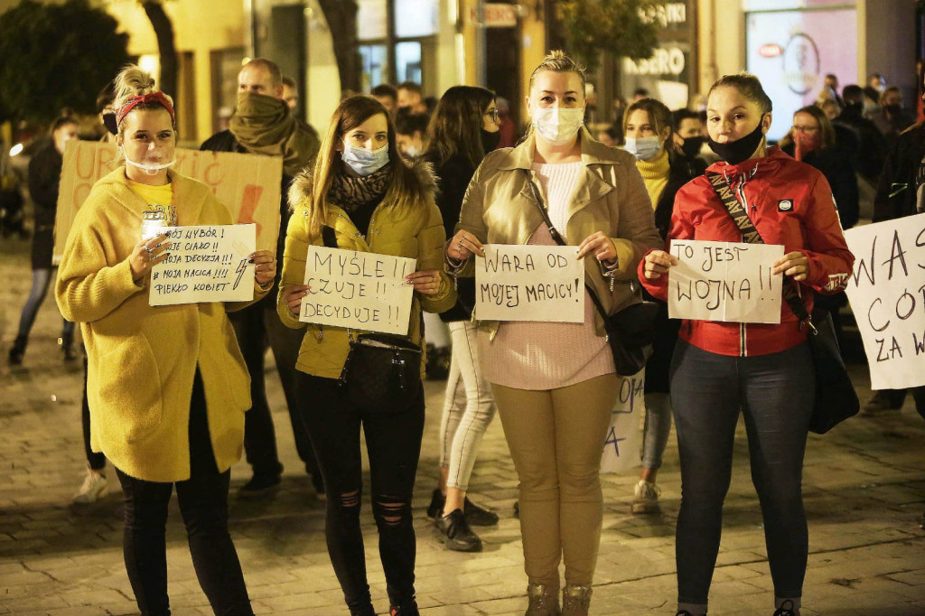Protesty po decyzji TK przybierają na sile. Manifestacja w Brzegu liczniejsza niż w piątek [GALERIA + WIDEO]