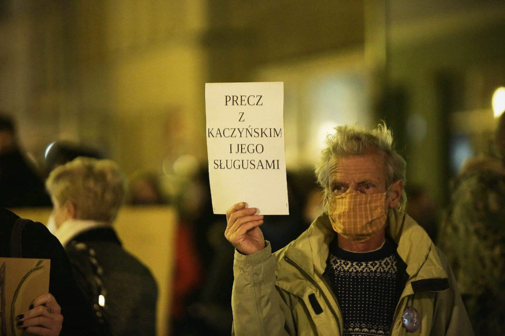 Protesty po decyzji TK przybierają na sile. Manifestacja w Brzegu liczniejsza niż w piątek [GALERIA + WIDEO]