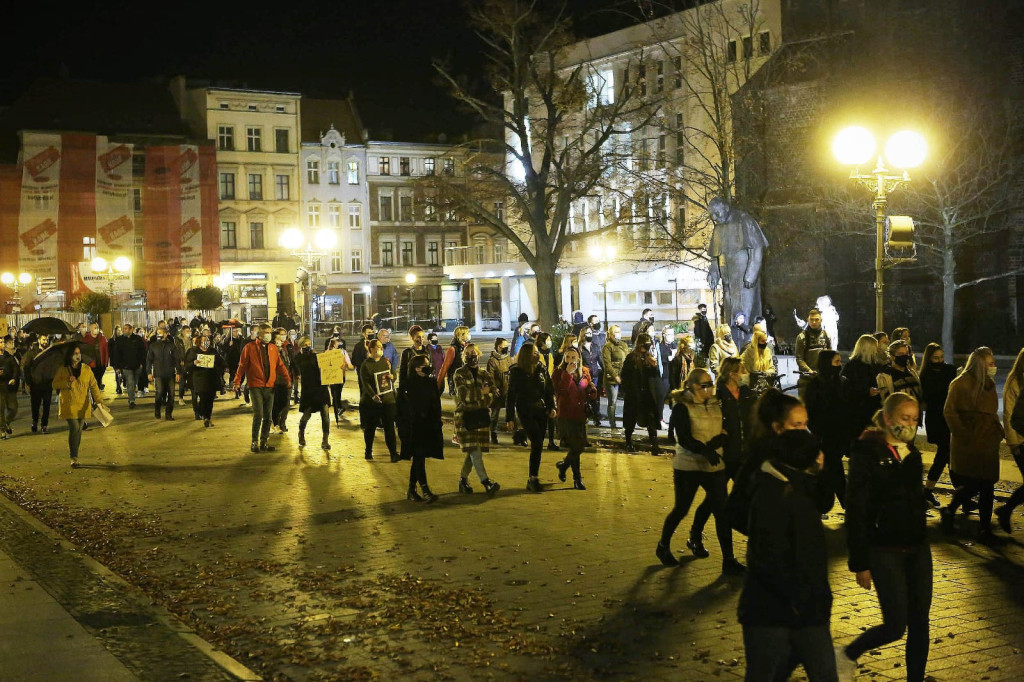 Protesty po decyzji TK przybierają na sile. Manifestacja w Brzegu liczniejsza niż w piątek [GALERIA + WIDEO]