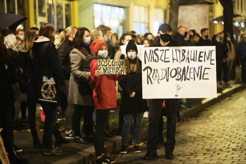 Protesty po decyzji TK przybierają na sile. Manifestacja w Brzegu liczniejsza niż w piątek [GALERIA + WIDEO]