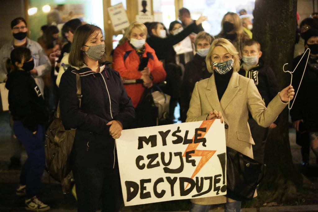 Protesty po decyzji TK przybierają na sile. Manifestacja w Brzegu liczniejsza niż w piątek [GALERIA + WIDEO]