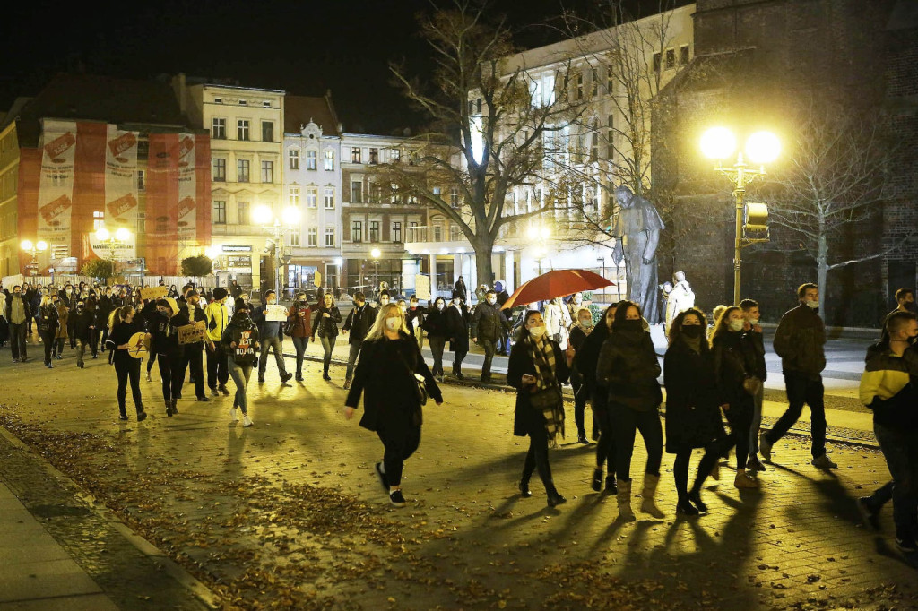 Protesty po decyzji TK przybierają na sile. Manifestacja w Brzegu liczniejsza niż w piątek [GALERIA + WIDEO]