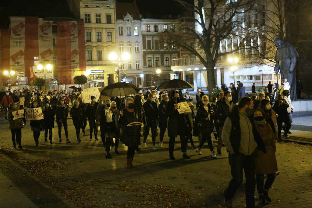 Protesty po decyzji TK przybierają na sile. Manifestacja w Brzegu liczniejsza niż w piątek [GALERIA + WIDEO]