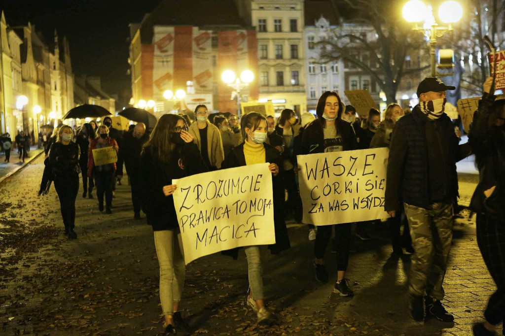 Protesty po decyzji TK przybierają na sile. Manifestacja w Brzegu liczniejsza niż w piątek [GALERIA + WIDEO]