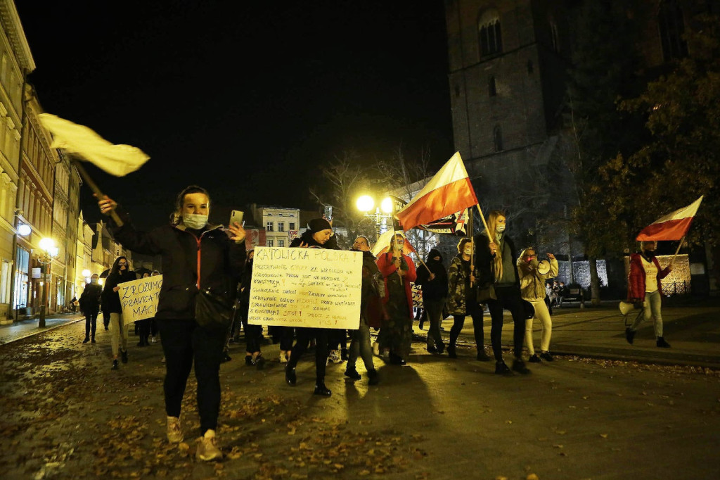 Protesty po decyzji TK przybierają na sile. Manifestacja w Brzegu liczniejsza niż w piątek [GALERIA + WIDEO]