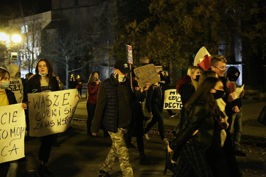 Protesty po decyzji TK przybierają na sile. Manifestacja w Brzegu liczniejsza niż w piątek [GALERIA + WIDEO]