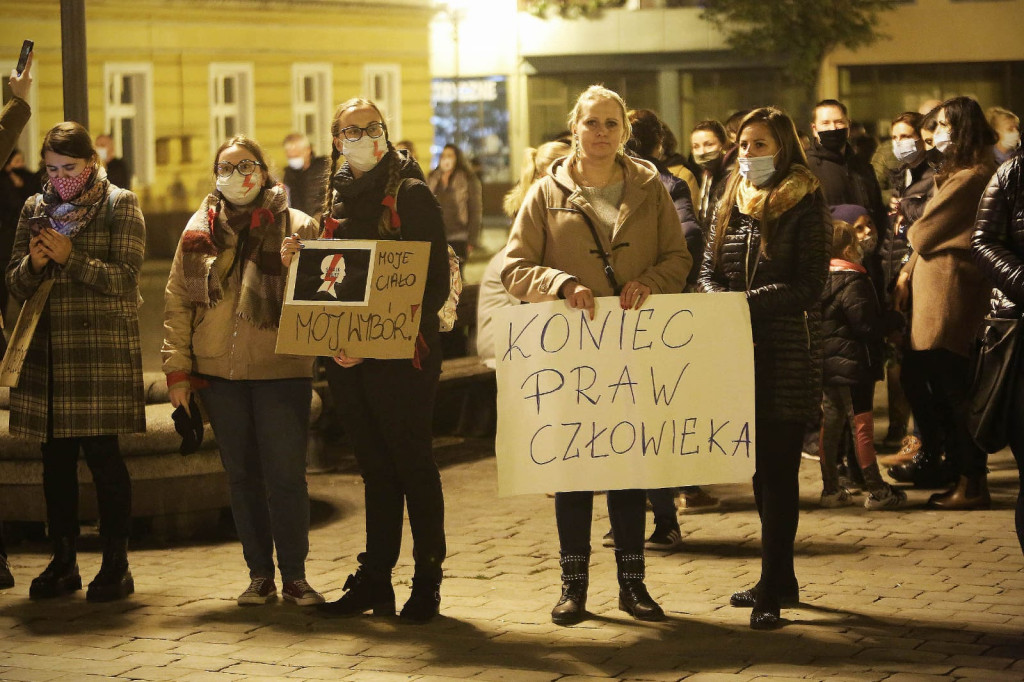 Protesty po decyzji TK przybierają na sile. Manifestacja w Brzegu liczniejsza niż w piątek [GALERIA + WIDEO]