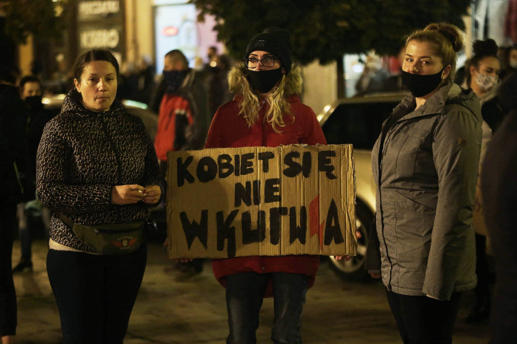 Protesty po decyzji TK przybierają na sile. Manifestacja w Brzegu liczniejsza niż w piątek [GALERIA + WIDEO]
