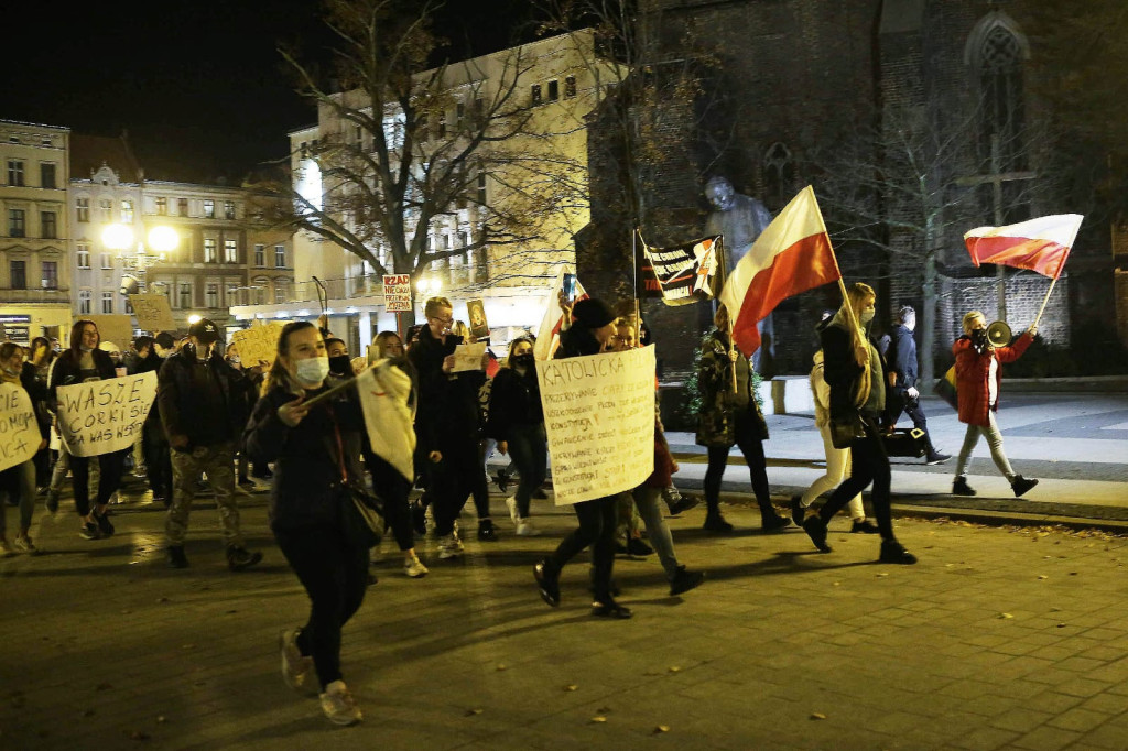 Protesty po decyzji TK przybierają na sile. Manifestacja w Brzegu liczniejsza niż w piątek [GALERIA + WIDEO]