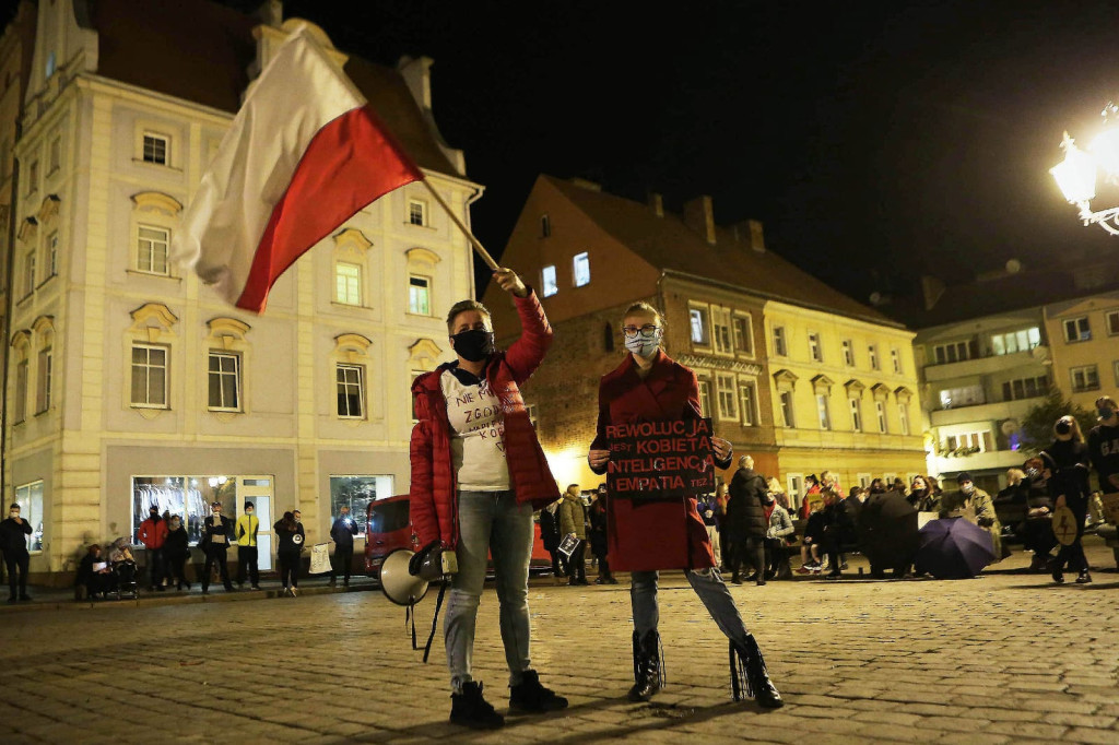 Protesty po decyzji TK przybierają na sile. Manifestacja w Brzegu liczniejsza niż w piątek [GALERIA + WIDEO]
