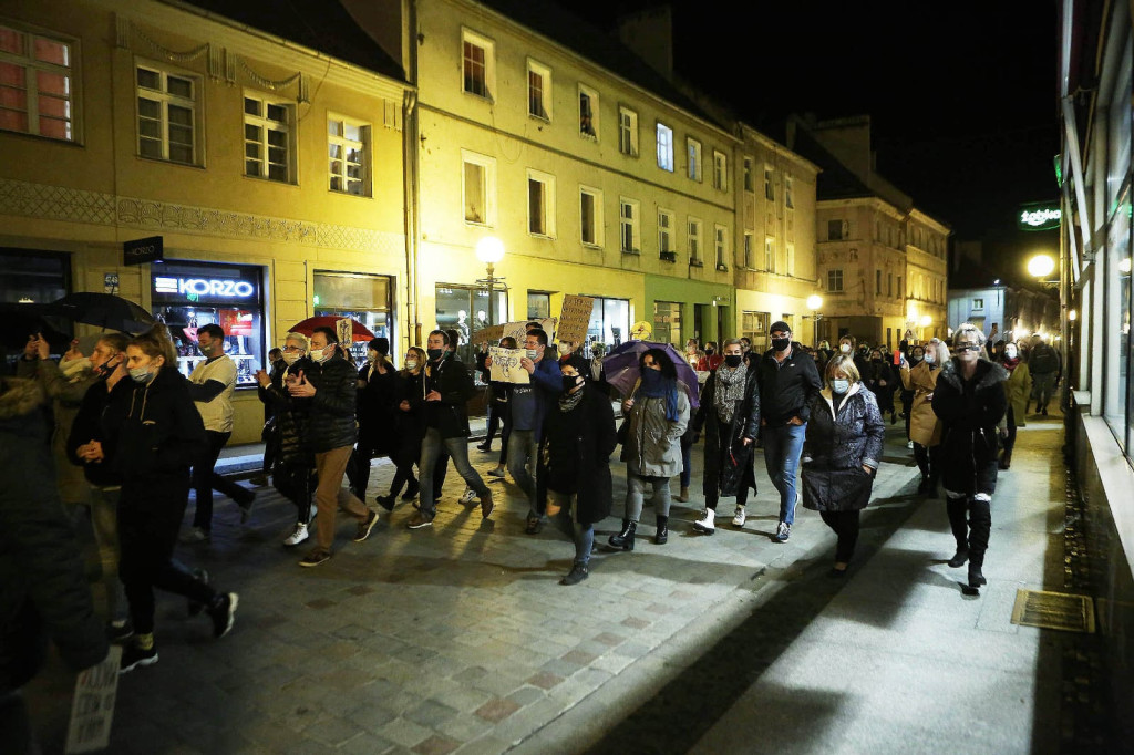 Protesty po decyzji TK przybierają na sile. Manifestacja w Brzegu liczniejsza niż w piątek [GALERIA + WIDEO]