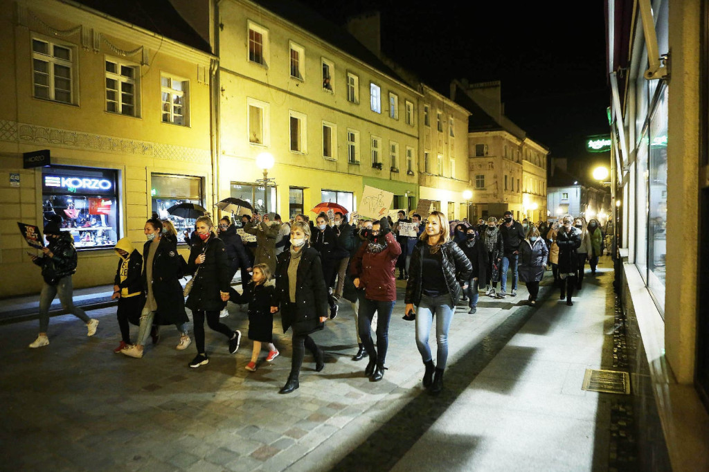 Protesty po decyzji TK przybierają na sile. Manifestacja w Brzegu liczniejsza niż w piątek [GALERIA + WIDEO]