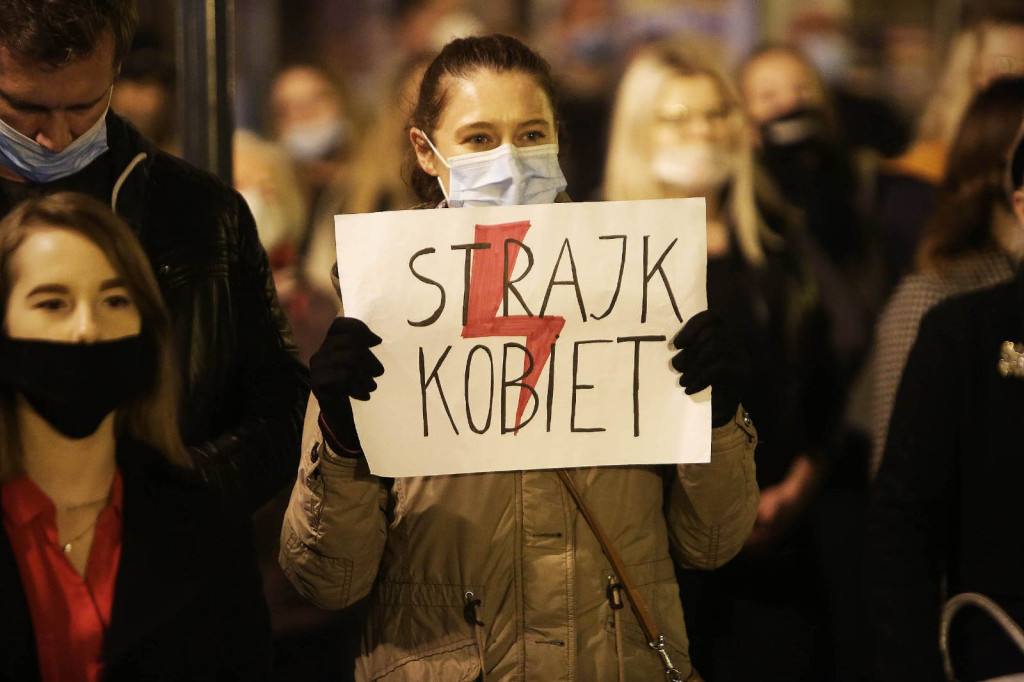 Protesty po decyzji TK przybierają na sile. Manifestacja w Brzegu liczniejsza niż w piątek [GALERIA + WIDEO]