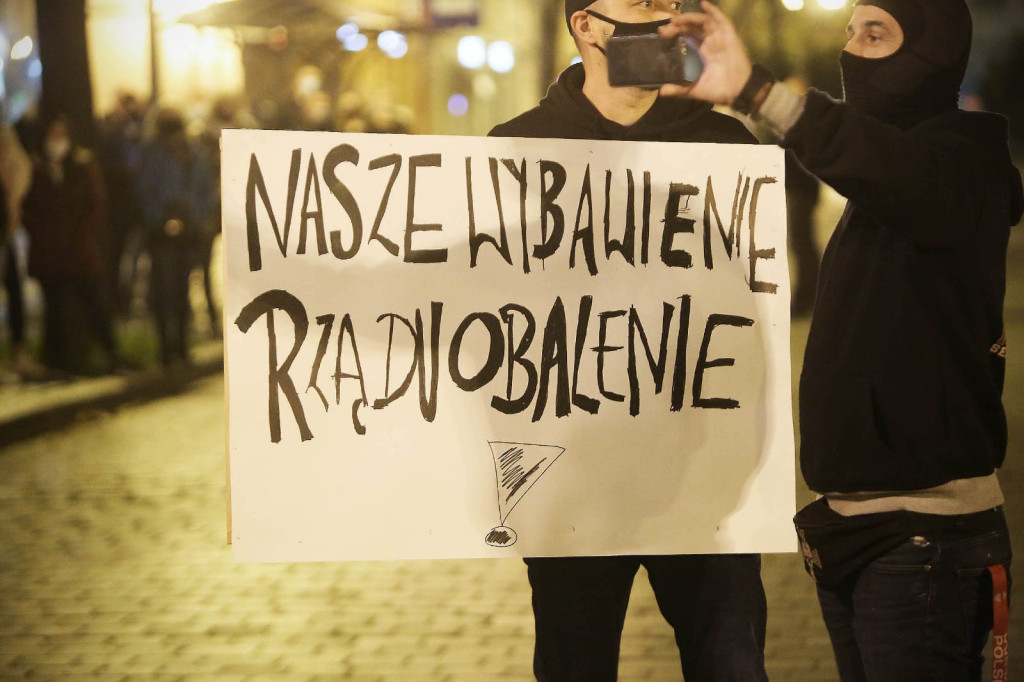 Protesty po decyzji TK przybierają na sile. Manifestacja w Brzegu liczniejsza niż w piątek [GALERIA + WIDEO]