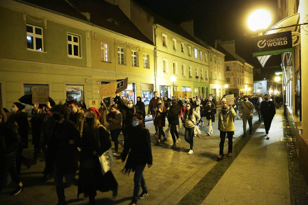 Protesty po decyzji TK przybierają na sile. Manifestacja w Brzegu liczniejsza niż w piątek [GALERIA + WIDEO]
