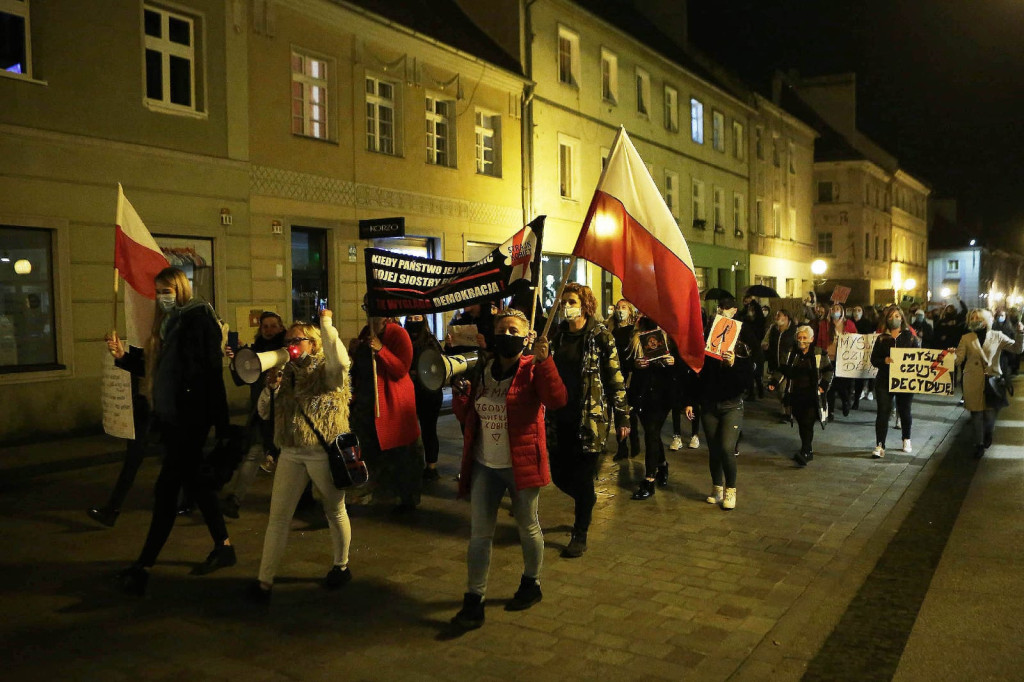Protesty po decyzji TK przybierają na sile. Manifestacja w Brzegu liczniejsza niż w piątek [GALERIA + WIDEO]