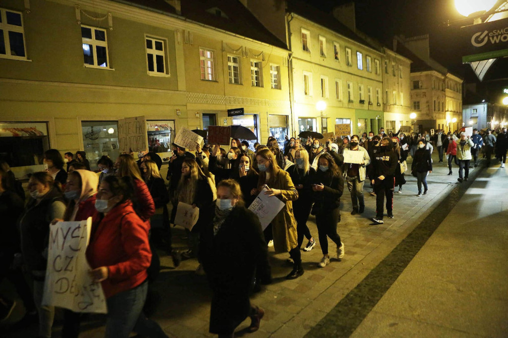 Protesty po decyzji TK przybierają na sile. Manifestacja w Brzegu liczniejsza niż w piątek [GALERIA + WIDEO]
