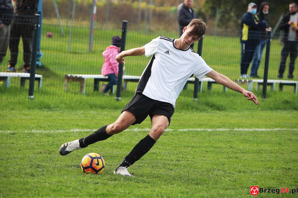 Podsumowanie klasy B. Jak zagrały drużyny z powiatu brzeskiego? [GALERIA Z MECZU Błękitni Przecza - LZS Golczowice]