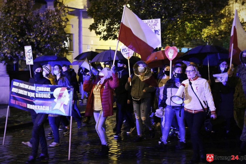 Protest w Brzegu. 30-10-2020 [FOTOGALERIA]