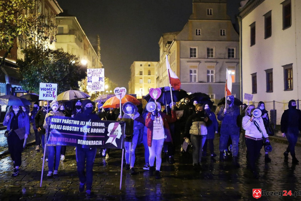 Protest w Brzegu. 30-10-2020 [FOTOGALERIA]
