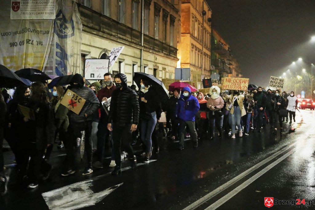 Protest w Brzegu. 30-10-2020 [FOTOGALERIA]